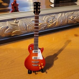Gibson e35 sun burst mini desk top guitar